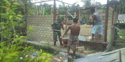 Babinsa Biak Kota Serka Warsidi Bantu Bangun Rumah Warga
