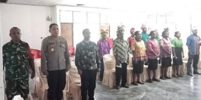 Prajurit Babinsa 1708-05/Numfor Hadiri Pelantikan Anggota Bawaslu Distrik Numfor Barat