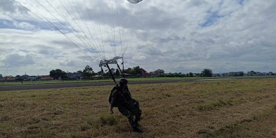 Prajurit Korps Marinir Latihan Terjun Free fall  