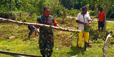 Peringati Masuknya Pekabaran Injil, Babinsa Bantu Warga Kampung Korem Mendirikan Tenda
