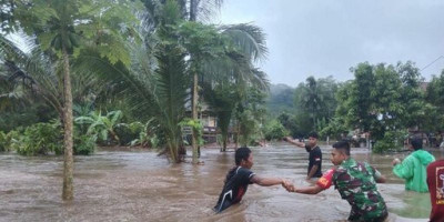 Aksi Prajurit Kodam XIV/Hsn Tak Peduli Kondisi Banjir Demi Selamatkan Nyawa Manusia.
