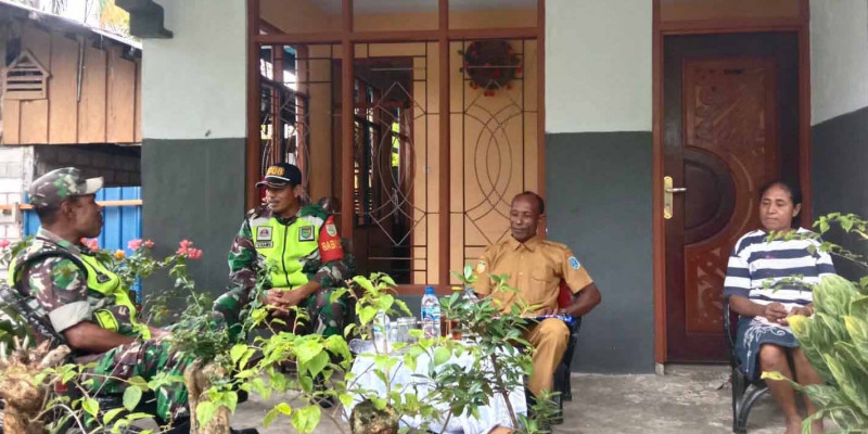 Jalin Silaturahmi, Babinsa Biak Timur Anjangsana ke Rumah Kepala Kampung Bindusi