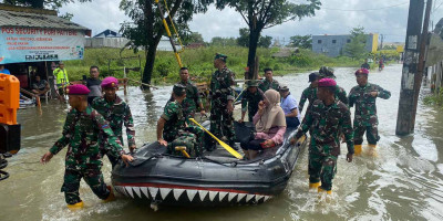  TNI AL Kerahkan Personel Evakuasi Korban Banjir Di Sulsel