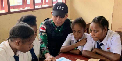 Satgas Yonif 143/TWEJ Ajak Siswa Keliling Dunia Dengan Membaca