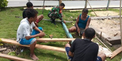 Babinsa Kopda Teguh Bersama Warga Kerjakan Rangka Pembuatan Kios