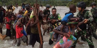 Ngungsi, Tim Evakuasi Gabungan TNI-POLRI Bantu Evakuasi Warga Paro Nduga Nyeberang Sungai Kenyam