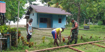 Jalin Kebersamaan, Babinsa Bantu Buat Pagar Rumah Warga Binaannya