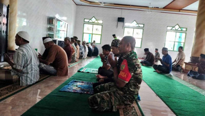 Sebagai Umat Muslim, Babinsa Ikut Sholat Jumat Berjamaah di Masjid Al-Ikhlas Samofa
