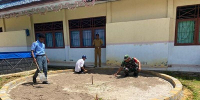  Babinsa Supiori Selatan Dampingi Pelajar SMKN 1 Masram Pembuatan Kolam Ikan Lele