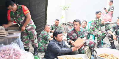 Pangdam IV/Diponegoro Bantu Warga Terdampak Banjir di Sukoharjo