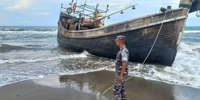 Kapal Kayu Tanpa Nama Terdampar di Pesisir Pantai Aceh Besar
