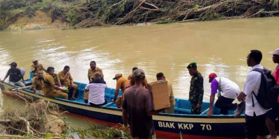 Gunakan Perahu, Babinsa Bersama Pemda Biak Numfor Tinjau Lokasi Terdampak Banjir