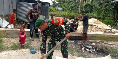 Bangun Keakraban, Babinsa Biak Kota Ikut Kerjakan Pondasi Rumah Warga Binaan 