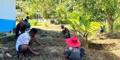 Ibu Rumbekwan Terbantu, Babinsa Siapkan Lahan untuk Tanam Ubi Jalar