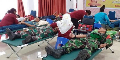 HUT Ke-51 Basarnas, Babinsa Koramil 1708-01/Biak Kota Partisipasi Donorkan Darah