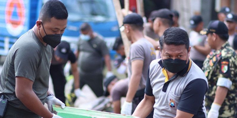 TNI-POLRI Dan Masyarakat Kerja Bakti di Lokasi Ledakan di Ponggok Blitar
