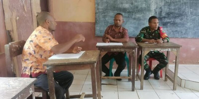 Sukseskan Ujian Nasional, Babinsa Ikut Pertemuan Komite Sekolah SMPN 1 Biak Utara