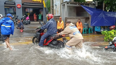 Aksi Polisi Dorong Motor Warga Pasca Hujan Menuai Pujian 