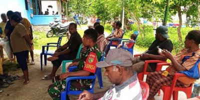 Peduli Budaya dan Norma Adat, Babinsa Hadiri Peminangan Warga 