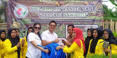 Dukung Sadar Inflasi, Dadan Tri Yudianto Bantu Alat Tani KWT Lestari Sawargi