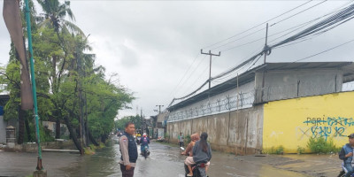 Waspada Genangan Air, Aiptu Rasaludin Monitor di Jakarta Barat 