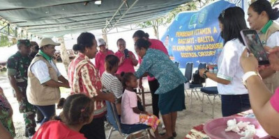 Babinsa Dampingi Pemberian Vitamin A kepada Balita di Kampung Anggaduber