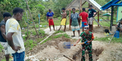 Babinsa Bantu Proses Penggalian Liang Kubur Warga Binaan yang Meninggal