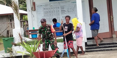 Ringankan Beban Warga, Babinsa 1708-05/Numfor Bersihkan Halaman Gereja