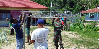 Babinsa Posramil BU-Warsa Ikut Pasang Tenda di Kampung Maniri