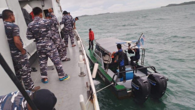 TNI AL Selamatkan Boat Patroli Perikanan Malaysia Yang Hilang Kontak 