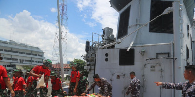 Akibat Cuaca Buruk Masalembo Krisis Pangan, TNI AL Kerahkan Unsur Kirim Logistik
