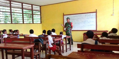 Tanamkan Cinta Tanah Air Sejak Usia Dini, Babinsa Berikan Wasbang kepada Siswa SD