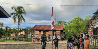 Kenalkan Merah Putih, Anak-Anak Pedalaman Papua Senang Bersama Satgas Yonif 143/TWEJ