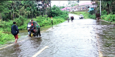 Warga Terjebak Banjir, Babinsa Biak Barat Sigap Membantu 
