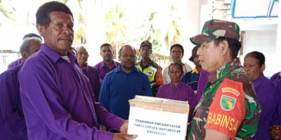 Warga Bersyukur Dapat Bantuan Pakaian dari Babinsa Distrik Aimando Padaido 