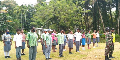 Tanamkan Sikap Disiplin, Babinsa Ajarkan PBB kepada Pelajar SMAN 1 Warsa