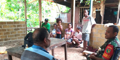 Jalin Silaturahmi, Babinsa Supiori Utara Hadir di Tengah Warga Kampung Koiryakam