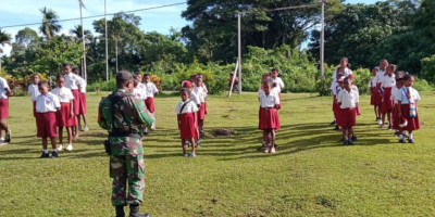 Tingkatkan Disiplin, Babinsa Latih PBB kepada Murid SD Inpres Rimba Raya