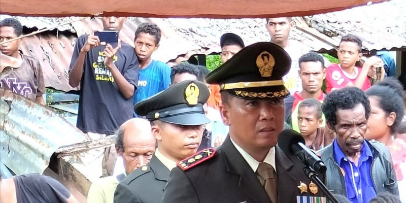 Tembakan Salvo Iringi Pemakaman Militer Almarhum Prada Yance Syors Mandowen
