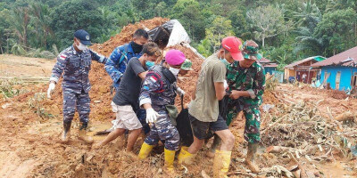 Prajurit Marinir Bantu Evakuasi Korban Longsor di Desa Serasan Natuna
