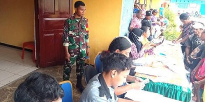 Babinsa Dampingi Pembagian BLT dan Sembako untuk Masyarakat Distrik Biak Barat