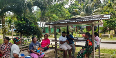 Tingkatkan Kerjasama, Babinsa Biak Timur Jalin Silaturahmi dengan Warga Desa