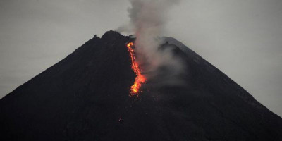 Badan Geologi: Waspada! Gunung Merapi Luncurkan Awan Panas Guguran