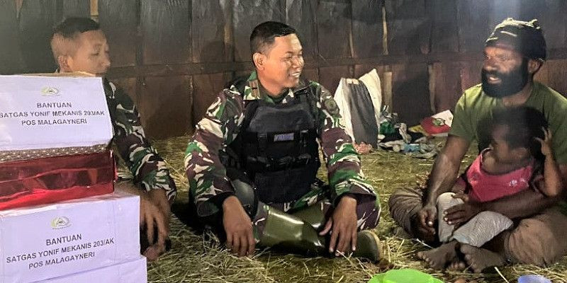 Anggota Satgas TNI Diminta Berikan Nama untuk Bayi di Desa Lowanom