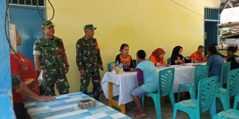 Sinergitas TNI-POLRI Dampingi Penyaluran BST di Distrik Biak Timur