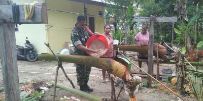 Lestarikan Bahan Pangan Lokal, Babinsa Supiori Bantu Warga Mengolah Sagu
