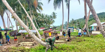  Jelang Pra Paskah di Kampung Amoi, Babinsa dan Warga Bergotong-Royong Bersihkan Pusara 