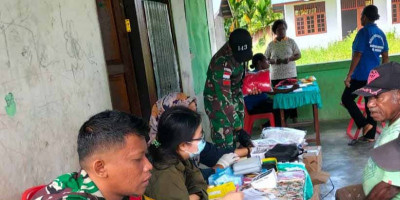 Kolaborasi Satgas Yonif 143/TWEJ Beri Layanan Kesehatan Kepada Lansia Dan Siswa di Perbatasan RI-PNG
