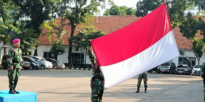 Pangkalan Korps Marinir Jakarta melaksanakan upacara bendera