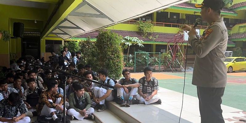 Police Go To School: Kapolsektro Setiabudi Sosialisasi Kamtibmas di SMAN 79